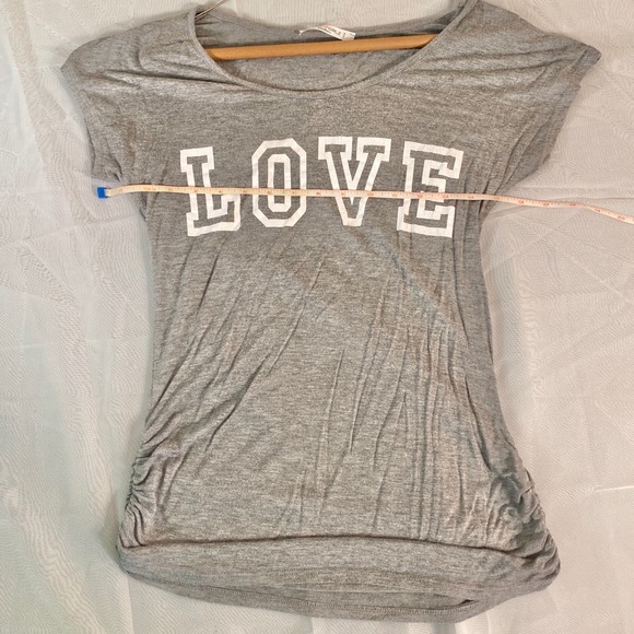 💋3/$10 Grey maternity top - Picture 2 of 7
